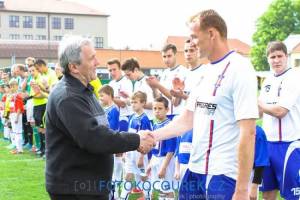 Předseda SK Líšeň Karel Hladiš gratuluje Richardu Dostálkovi k narozeninám