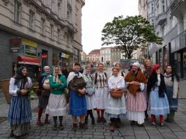 Líšeňské ženy před uzavřeným trhem (foto: Eva Melo)